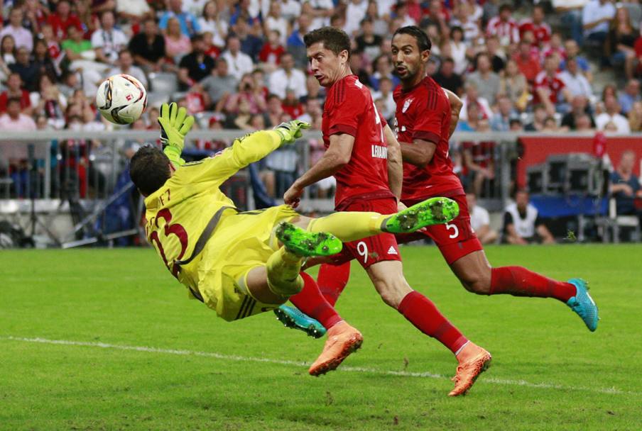 Diego Lopez salva su Lewandowski. Action Images